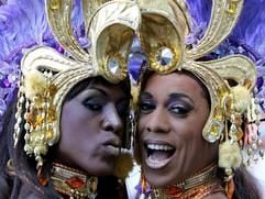 Am Sonntag noch in Köln, sechs Tage später auch in Berlin? Diese Beiden amüsierten sich jedenfalls beim CSD in der Domstadt prächtig. (Foto: dpa)