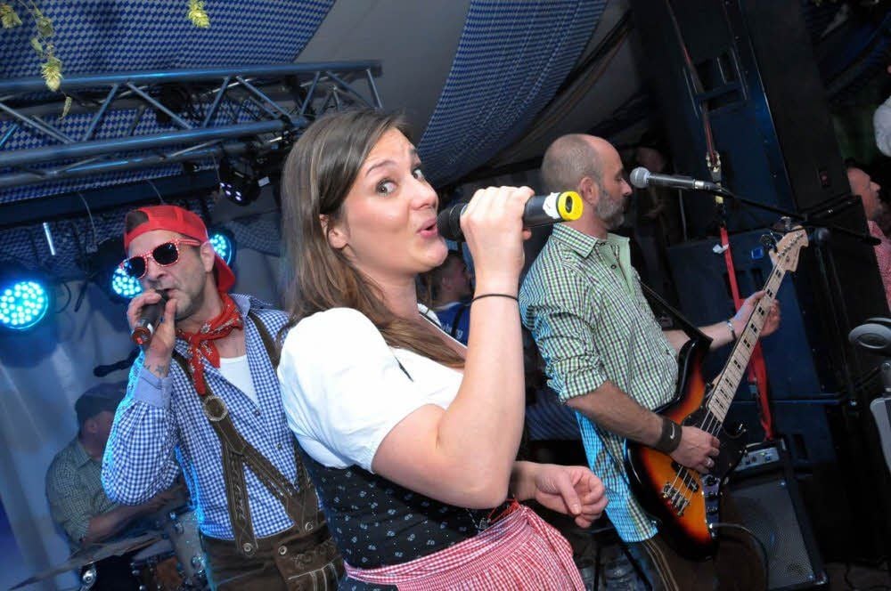 Für beste Stimmung sorgten die aus dem Vorjahr bekannte Münchner Partyband „Hüttenpower“.