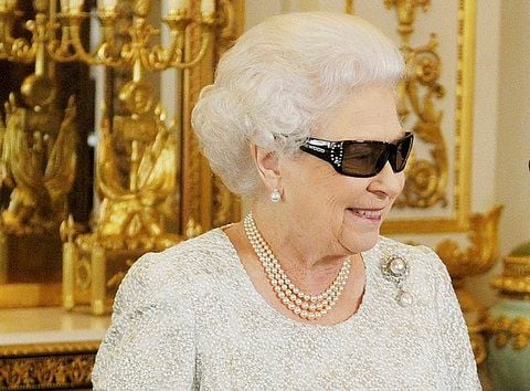 Queen Elizabeth II. sieht sich eine Vorschau ihrer Weihnachtsansprache mit einer 3D Brille an. (FOTO: REUTERS)