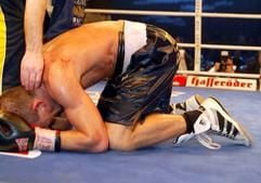 Der Pole Matt Zegan (M.) nach dem Kampf gegen den Hamburger Artur Grigorian in der Essener Grugahalle um die WBO-Weltmeisterschaft im Leichtgewicht, als die Ringrichter Grigorian (2.v.r.) zum Sieger erklaeren (Foto: Kai-Uwe Knoth).