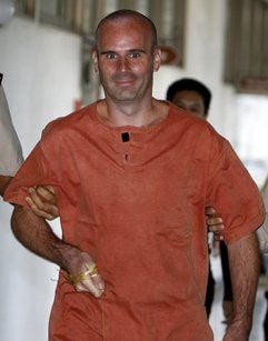 Der mit Hilfe einer weltweiten Fotofahndung gefasste Kinderschänder aus Kanada ist am Freitag in Thailand zu drei Jahren und drei Monaten Gefängnis verurteilt worden. (Foto: dpa)