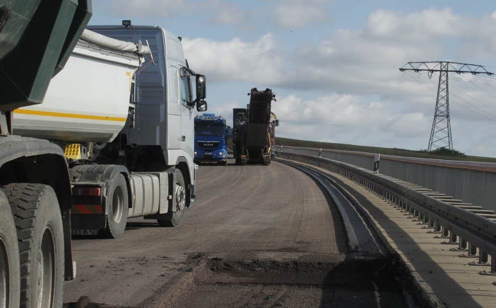 Derzeit wird die Fahrbahn abgefräst. Anschließend kann der heiße Asphalt aufgebracht werden.