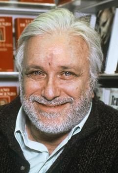 Das Archivbild von 1991 zeigt den italienischen Autor und Filmregisseur Luciano De Crescenzo auf der Buchmesse in Frankfurt/M. Am 20. August wird De Crescenzo 75 Jahre alt (Foto: dpa)