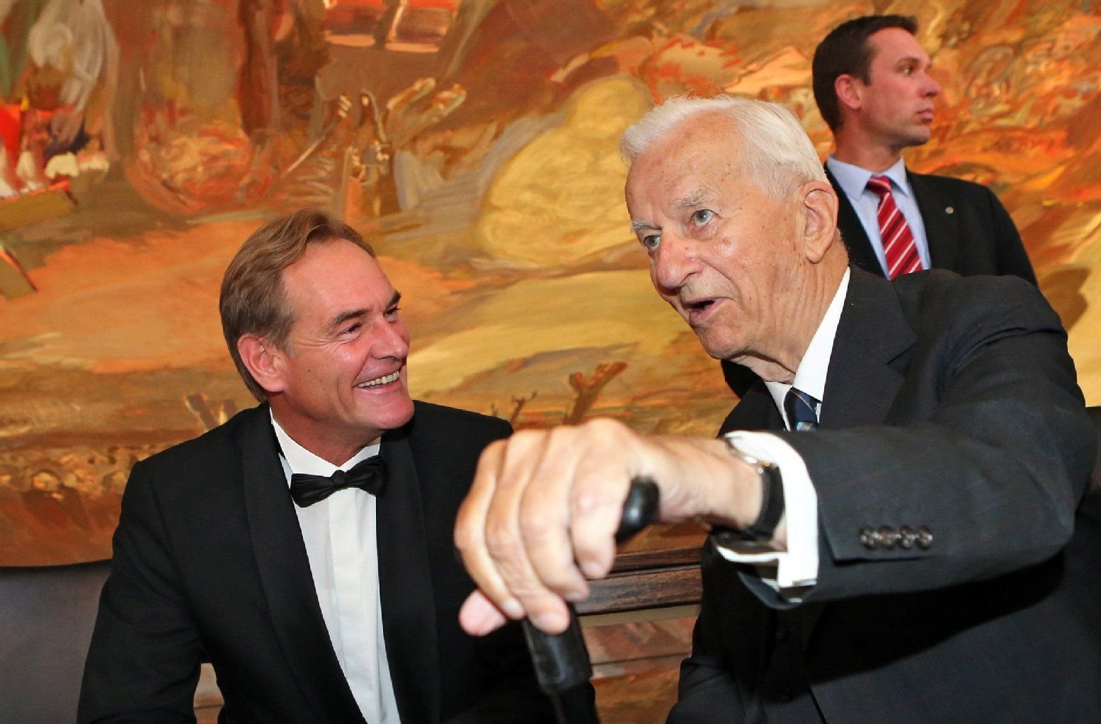 Richard von Weizsäcker (r.) und Leipzigs Oberbürgermeister Burkhard Jung (SPD) unterhalten sich vor der Verleihung des Mendelssohn-Preises im Gewandhaus zu Leipzig.