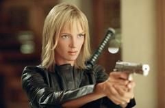 Uma Thurman in der Rolle der Braut zielt mit einer Pistole im neuen Kinofilm Kill Bill Volume 2 (undatiertes Foto). Noch ist der Rachefeldzug der "Braut" nicht beendet. Sie wurde betrogen, verlassen und gedemütigt und die Liste ihrer Opfer ist lang. Quentin Tarantino beendet mit dem zweiten Teil die Geschichte um die "Braut" und verneigt sich mit seinem Film vor dem Genre des Spaghetti-Western. Der Film kommt am 22.04.2004 in die Kinos. (Foto: dpa)