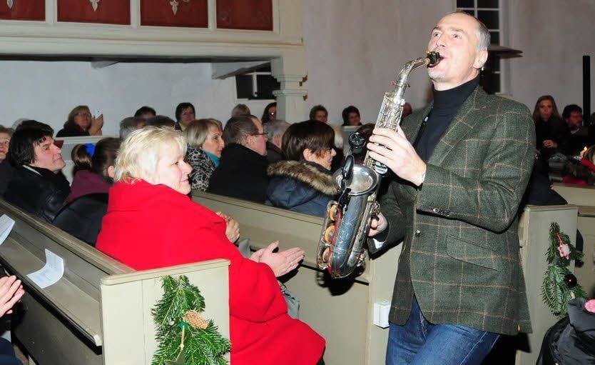 Der Chef wandert mit seinem Saxofon durch die Bankreihen.