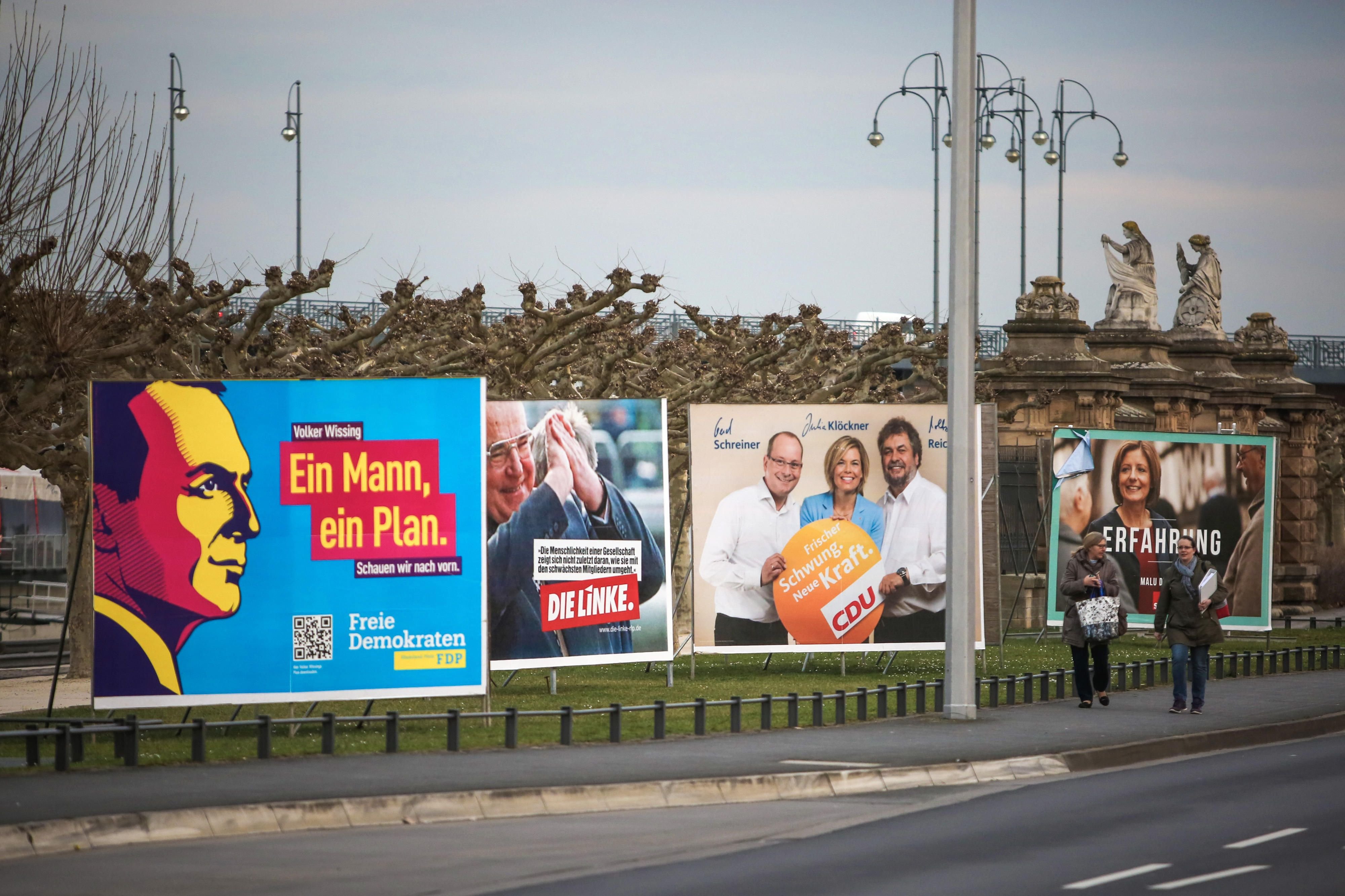 Wahlplakate am Rheinufer in Mainz.