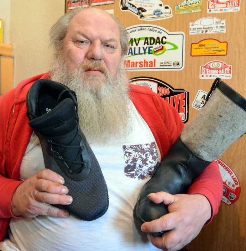 Der Annaburger Andreas Lenz ist glücklich. Endlich hat er im Internet einen Anbieter gefunden, der Schuhe in Übergrößen liefert. Den Tipp hat ihm eine Verkäuferin aus Wittenberg gegeben.