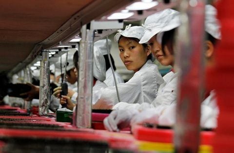 Chinesische Arbeiter in einem Betrieb des umstrittenen iPhone-Zulieferers Foxconn in Zhengzhou. (FOTO: REUTERS)