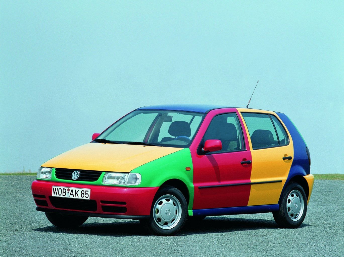 Poppig bunte Farben waren in den 90ern niemandem peinlich, und so ist der VW Polo Harlekin 1995 ein Kind seiner Zeit. Heute dominieren Schwarz, Grau und Weiß den Automarkt.
