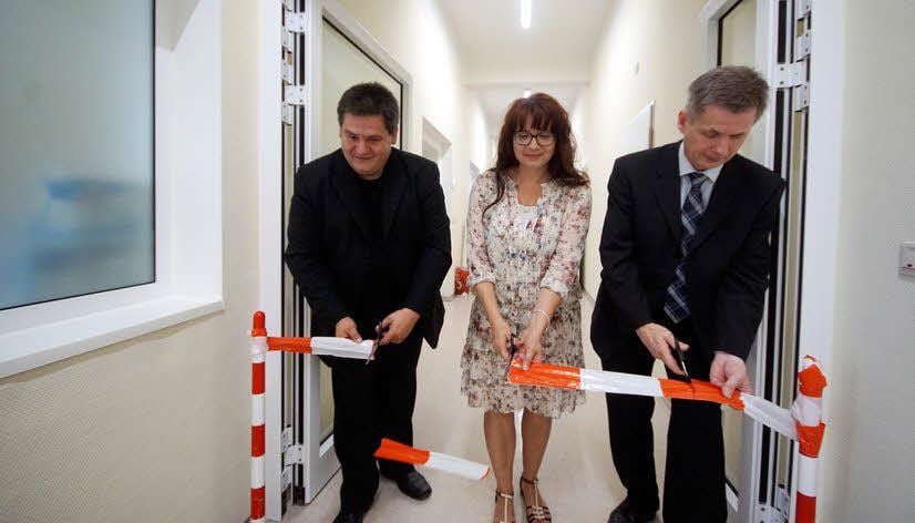Symbolisches Durchschneiden des Bandes mit Klaus-Hermann Schmidt (l.), Gynäkologin Ina Beyer-Blume und Peter Redemann, Geschäftsführer des Harzklinikums.