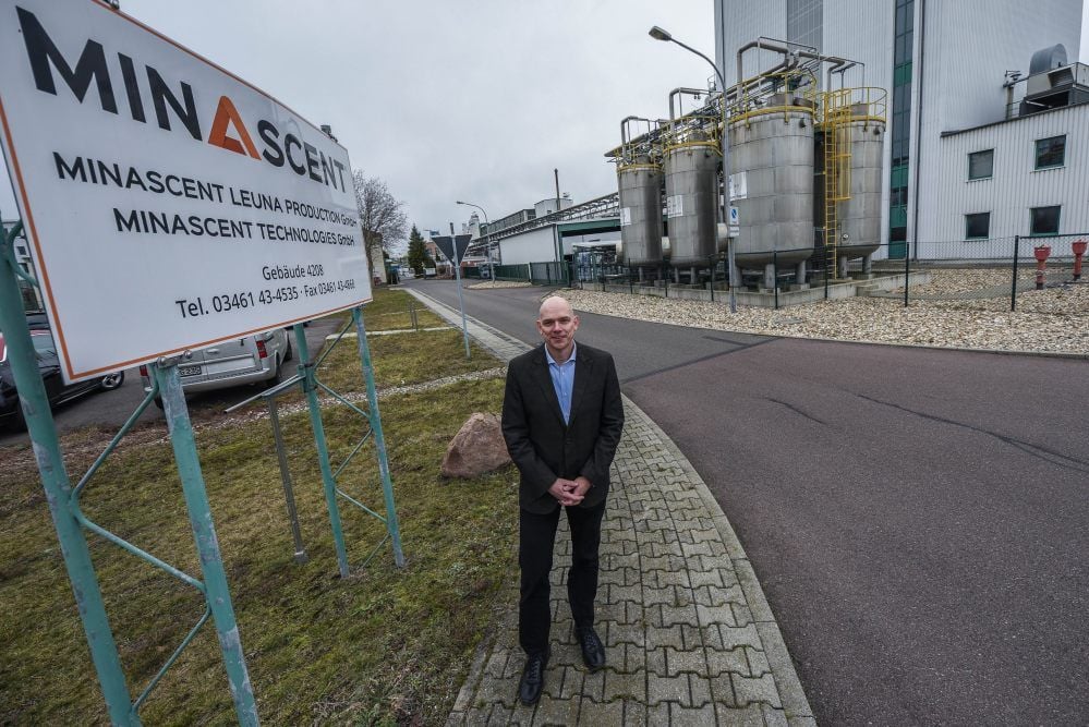 Minascent-Geschäftsführer Olaf Poppe vor der Anlage in Leuna
