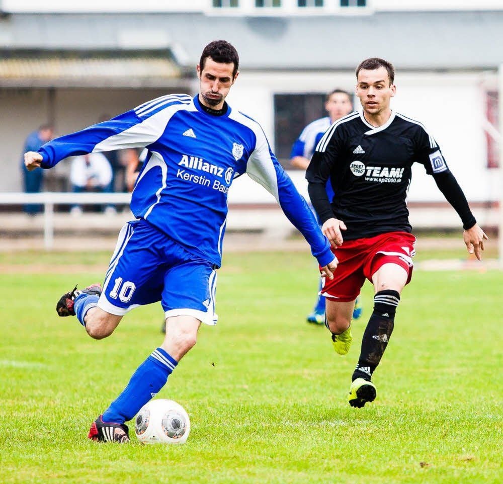 Mosigkaus Spielmacher Marcel Kretschmann (l.) im torlosen Derby gegen den ESV Lok Dessau.