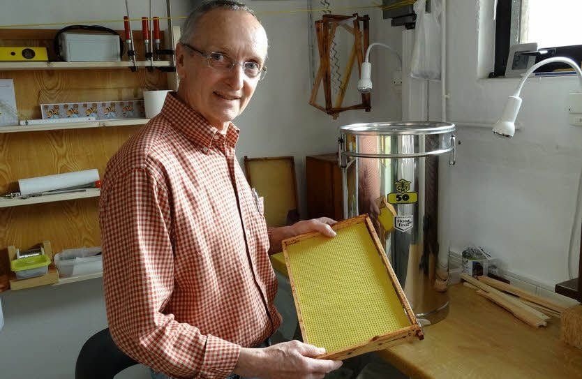 Manfred Schwalbe ist Hobby-Imker.
