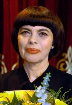 Am Samstag (22.07.2006) feiert die Sängerin Mireille Mathieu ihren 60. Geburtstag (Archivfoto vom 17. November 2004). (Foto: dpa)