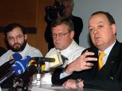 Bei einer Pressekonferenz am Mittwoch (16. Februar 2005) in der Medizinischen Hochschule in Hannover (MHH) informieren Martin Strüber (Leiter des MHH-Lungentransplantationsprogramms), Axel Haverich (MHH-Direktor Thorax-, Herz- und Gefäßchirurgie) und Andreas Tecklenburg (MHH-Präsidiumsmitglied für das Ressort Krankenversorgung, v.l.) über eine Patientin, die bei einer Lungentransplantation mit Tollwut infiziert worden ist .