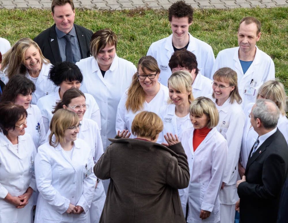 Stimmung am Standort: Bundeskanzlerin Angela Merkel im Gespräch mit Laboranten in Leuna