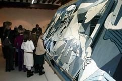 Besucher stehen in Paris in Picassos ehemaligem Atelier in der Rue des Grands Augustins vor dem Monumentalwerk «Guernica». (Foto: dpa)