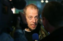 Der Rockmusiker Lotto King Karl beantwortet am Mittwochmorgen (17.05.2006) während eines Interviews bei einem Hamburger Radiosender Fragen eines Journalisten. (Foto: dpa)