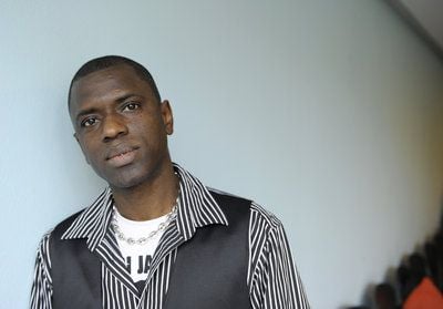 Mouctar Bah aus Dessau kämpft seit dem Verbrennungstod seines Freundes in einer Dessauer Polizeizelle für die Aufklärung der Todesumstände und soll für seine Zivilcourage am 13. Dezember 2009 mit der Carl-von-Ossietzky-Medaille geehrt werden. (FOTO: DPA)