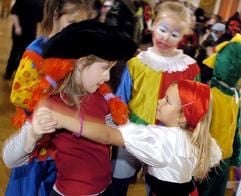 Einmal jemand anders sein - Kinder verkleiden sich gerne als Piraten, Prinzessinnen oder Zauberer. (Foto: dpa)