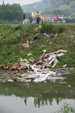 Die Überreste eines Wohnwagens treiben am Dienstag (22.08.2006) im Hafenbecken von Brohl (Kreis Ahrweiler). (Foto: dpa)