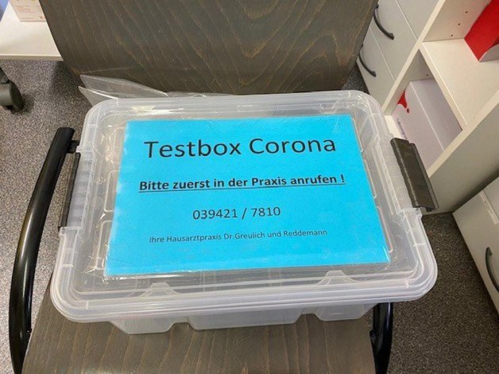 Mit dieser Box will Hausarztpraxis von Angela Greulich und Rolf Reddemann in Osterwieck Coronatests sicherer machen.