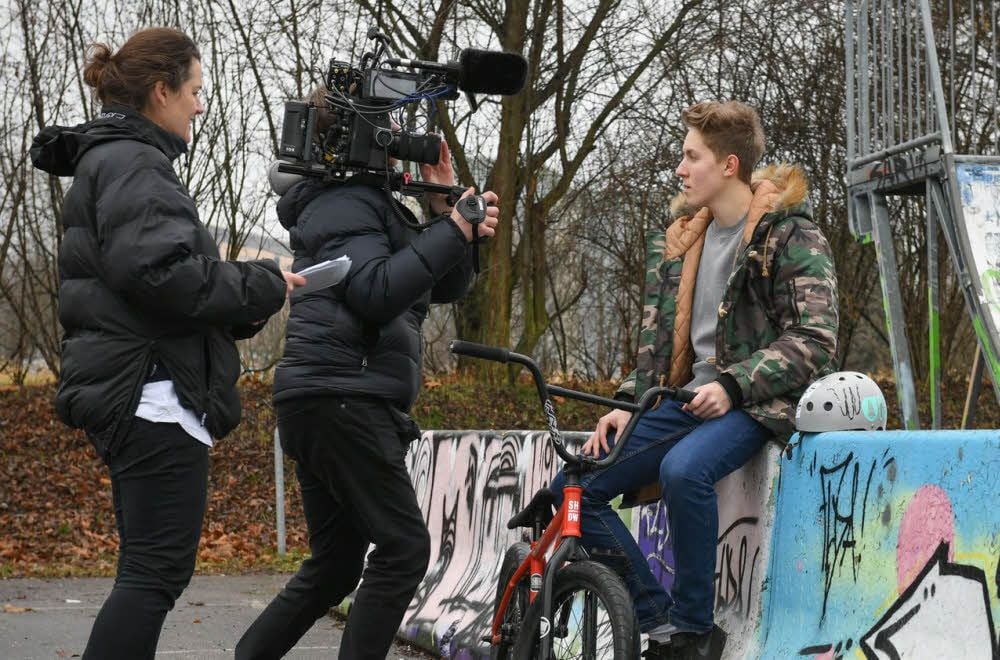 Zwischen den BMX-Szenen erklärt Nikita Konicenko den Zuschauern, in welchem Zusammenhang welche deutschen Präpositionen benutzt werden.