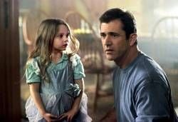 Der Farmer Graham Hess (Mel Gibson) spricht in dem neuen Kinofilm «Signs - Zeichen» mit seiner Tochter Bo (Abigail Breslin), die Angst vor Außerirdischen hat (Szenenbild von 2001). Hess entdeckt eines Tages in einem seiner Felder einen 200 Meter großen Kornkreis. Inmitten einer wahren Medienhysterie versucht Graham nun, mit seinem Bruder Merrill der Herkunft der mysteriösen Zeichen auf den Grund zu gehen. Eins ist klar: Die "Zeichen" werden das Leben der Familie für immer verändern. Der starbesetzte Mystery-Thriller spielte nach Verleiherangaben in den USA bereits 173,2 Millionen Dollar ein. Starttermin: 12.9.2002. dpa (zu dpa Kinostarts am 08.09.2002)