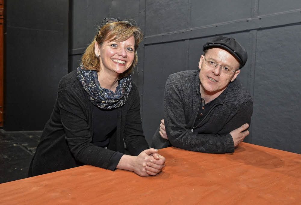 Dramaturgin Almut Fischer und Regisseur Ralf Siebelt vor dem Eisernen Vorhang
