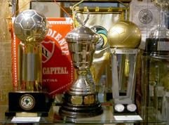 Die Vitrinen des argentinischen Fußballclubs «Club Atletico Independiente» im Vereinssitz in Avellaneda (Buenos Aires) sind prall gefüllt - links der Supercopa (1995), rechts der Weltpokal (1973). Mit 15 internationalen Titeln, die der Verein seit seiner Gründung im Januar 1905 gewonnen hat, ist er der weltweit erfolgreichste Fußballclub. (Foto: dpa)