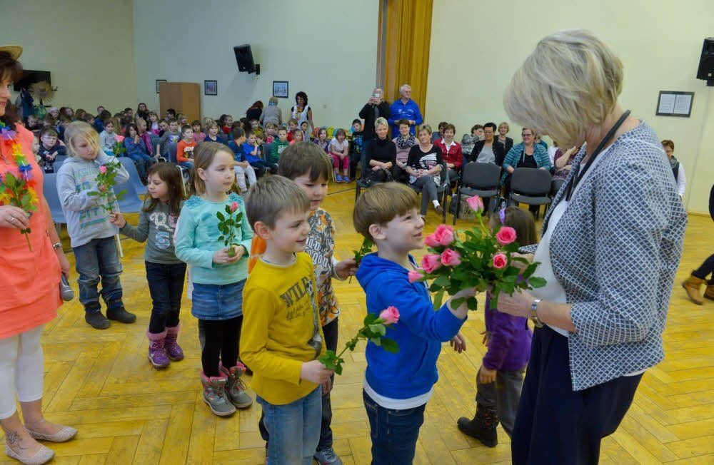 Am Freitag wurde sie feierlich verabschiedet. Kinder der Klasse 1a hatten Blumen für sie dabei.