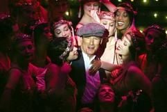Das undatierte Szenenfoto zeigt Richard Gere in der Rolle des dubiosen Anwaltes Billy Flinn umringt von Tänzerinnen in "Chicago". In Rob Marshalls Verfilmung des Broadway-Musicals verteidigt Flinn die beiden Show-Stars Roxie (Renee Zellweger) und Velma (Catherine Zeta-Jones), die beide wegen Mordes im Gefängnis sitzen. Schauplatz des mit 13 Oscarnominierungen bedachten Films ist das Chicago der 1920er Jahre. (Foto: dpa)