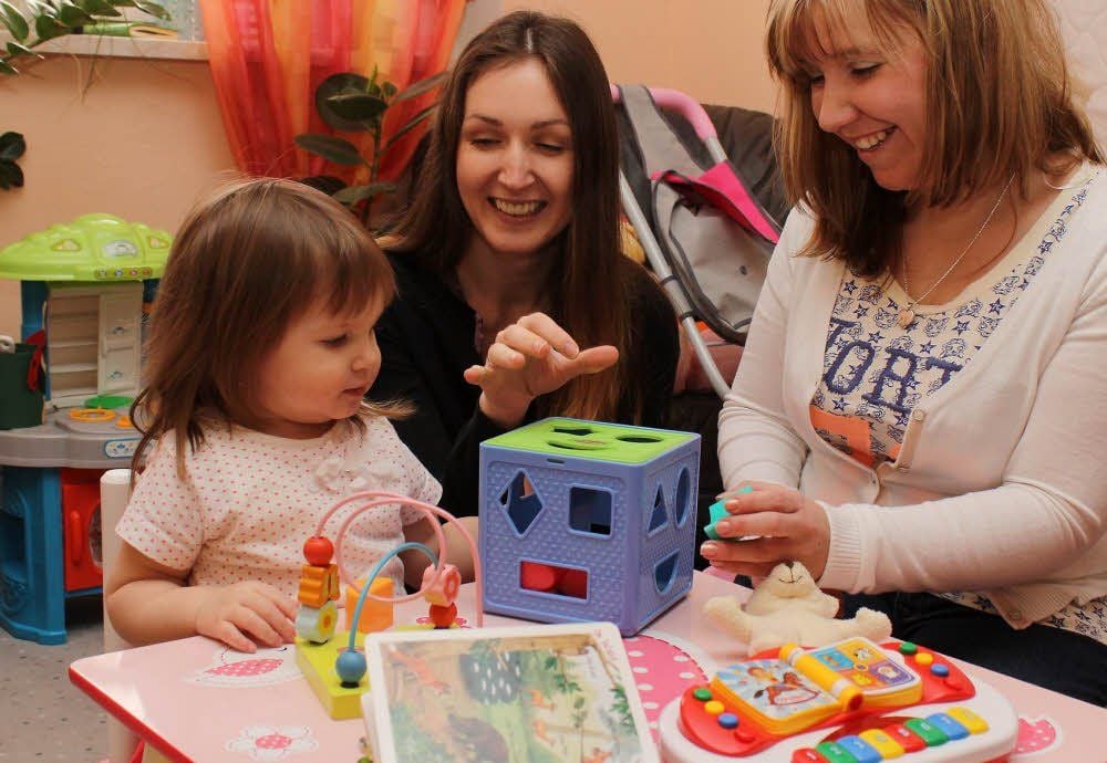 Noch kann die zweijährige Eva unbeschwert mit Mama Tatiana Pliushko (Mitte) und Nachbarin Julia Kielhorn spielen. Doch der ukrainischen Familie droht in knapp zwei Monaten die Abschiebung, sollte die Mutter bis dahin nicht eine ihrem Studienabschluss entsprechende Arbeit gefunden haben.