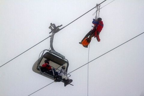 Rettungsaktion auf dem Fichtelberg in Oberwiesenthal (Sachsen). In zwei Gondeln des Sessellifts saßen mehrere Personen fest. (FOTO: DPA)