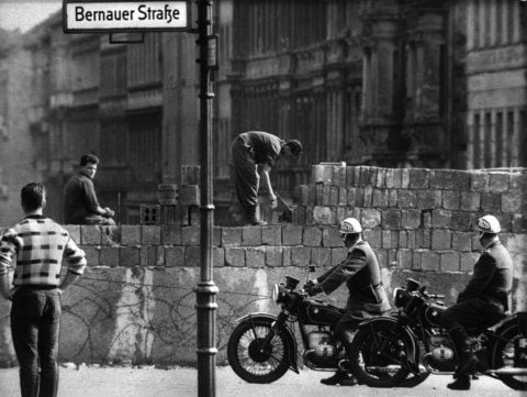 Arbeiter erhöhen die Sektorensperre an der Bernauer Straße in Berlin im August 1961. (FOTO: ARCHIV/DPA)