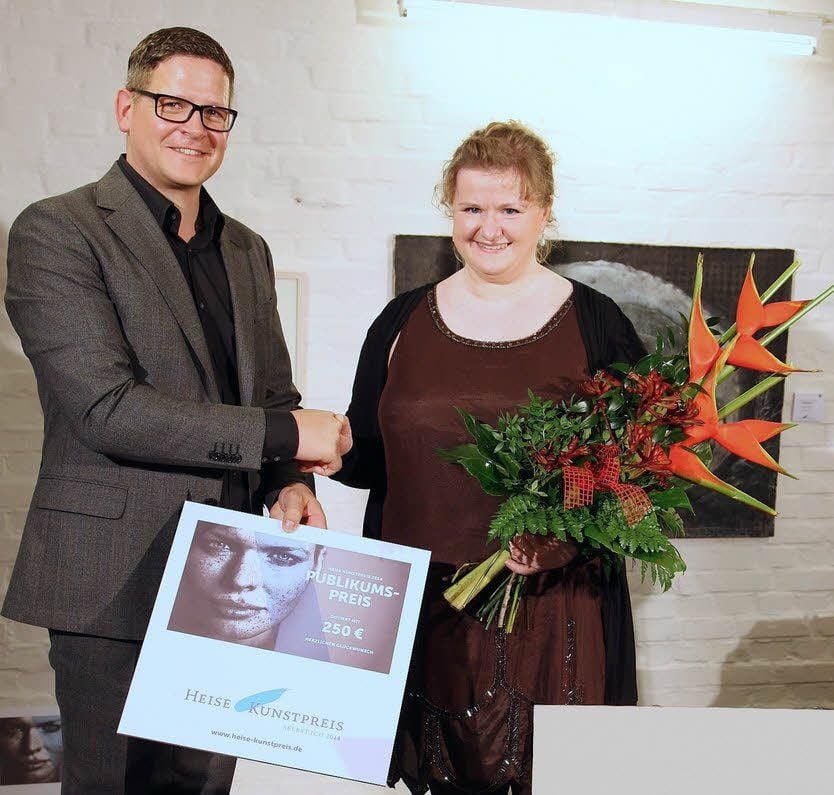 Heise-Geschäftsführer Oliver Krüger gratuliert Juliane Naumann zum Gewinn des Publikumspreises.