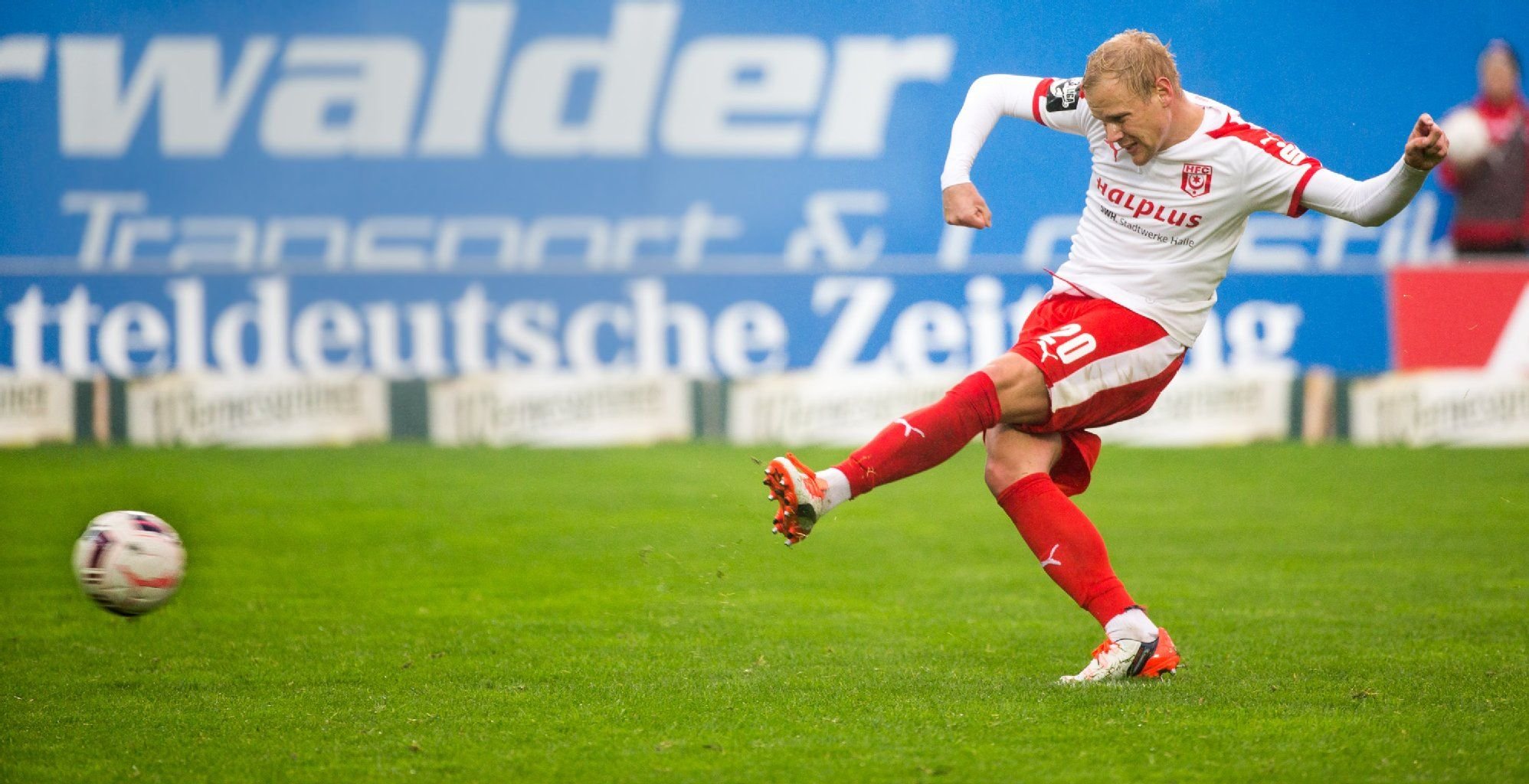 HFC-Mittelfeldspieler Sören Bertram trifft vom Elfmeterpunkt zum 3:1 im Spiel der 3. Bundesliga Hallescher FC gegen SV Werder Bremen II.