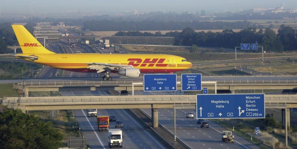 Leiser hinterm Wald? Eine DHL-Frachtmaschine überquert am Flughafen Leipzig/Halle die A 14.