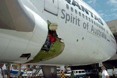 Das Passagierflugzeug der australischen Fluggesellschaft Quantas musste mit einem Loch im Rumpf in Manila notlanden. (Foto: dpa)