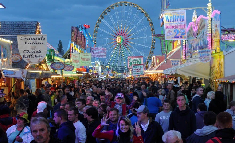 Die Eisleber Wiese entfaltet besonders am Abend ihren besonderen Reiz. Und sie ist auch zum Ort von Familientreffen geworden.
