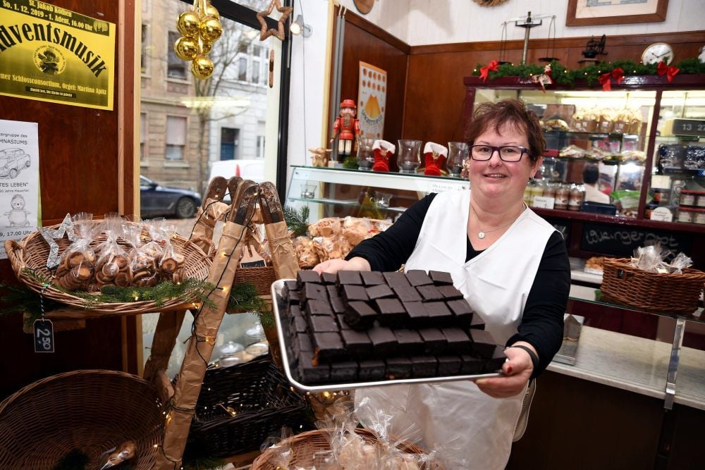 Elke Große von der Bäckerei Große in Köthen bietet selbst gemachte Dominosteine an.