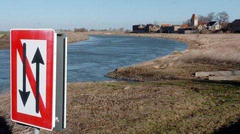 Die Saale schlängelt sich zwischen Calbe und der Mündung des Flusses in die Elbe bei Barby bei der Ortschaft Trabitz in engen Windungen. (FOTO: DPA/ARCHIV)