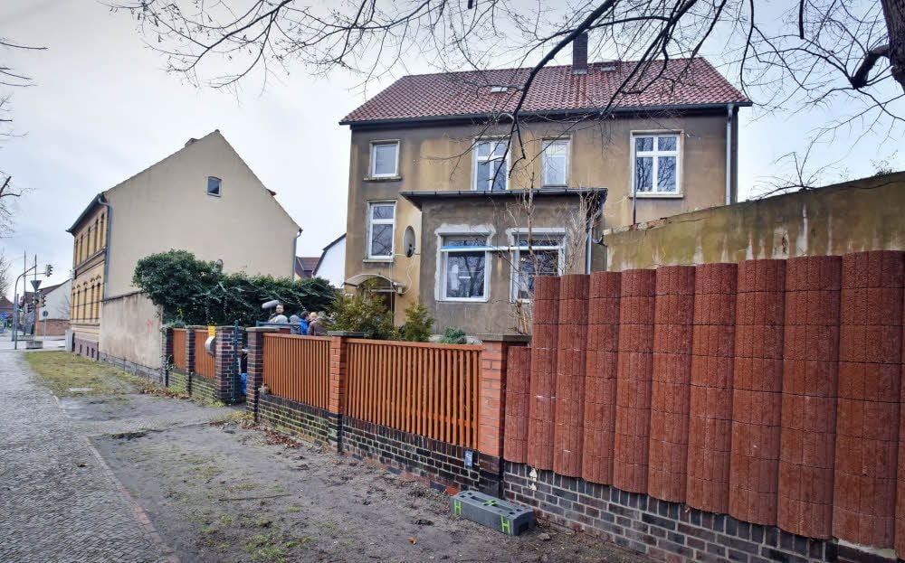 Dieses Haus in Wolfen will das Team von „Zuhause im Glück“ in wenigen Tage komplett sanieren - innen und außen.