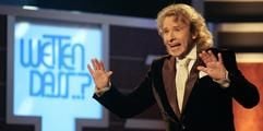Showmaster Thomas Gottschalk in seiner Show «Wetten, dass...?» (Archivfoto vom 05.11.2005 in Mannheim). Das Jubiläum war zwar schon am 14.02.2006, doch erst in diesen Tagen feiert das ZDF den 25. Geburtstag seiner Erfolgsshow. (Foto: dpa)