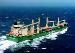 In 124 Tagen um die Welt: Der Stückgutfrachter «MS Rickmers Hamburg» - hier auf hoher See - nimmt regelmäßig bis zu acht Passagiere mit an Bord. (Foto: dpa)