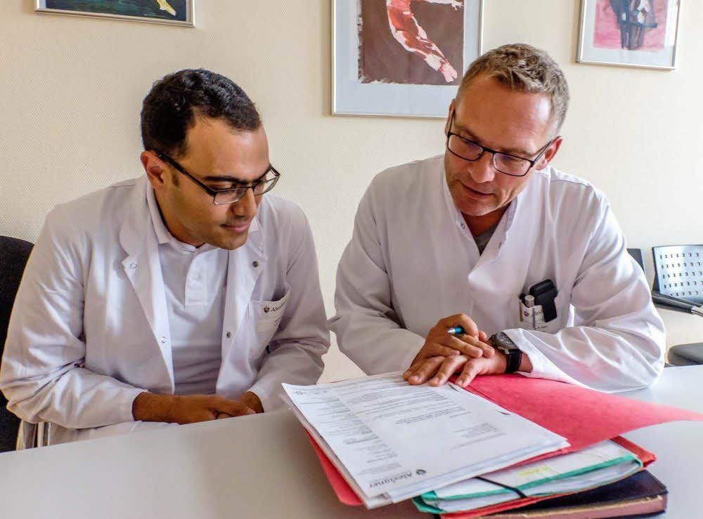 Der junge syrische Neurologe Eyad Rajab (links) arbeitet als Assistenzarzt an der Seite von Chefarzt Philipp Feige in der Wittenberger Klinik Bosse.