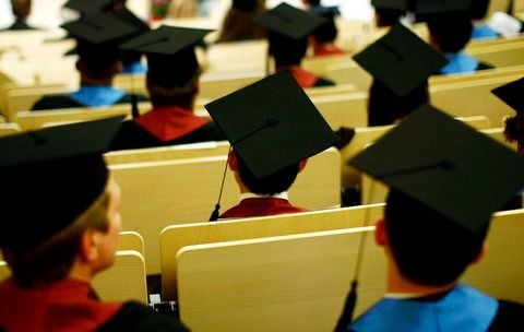 Studenten eines Masterstudienganges sitzen in einer Hochschule während ihrer Abschlussfeier im Auditorium. (FOTO: DAPD)