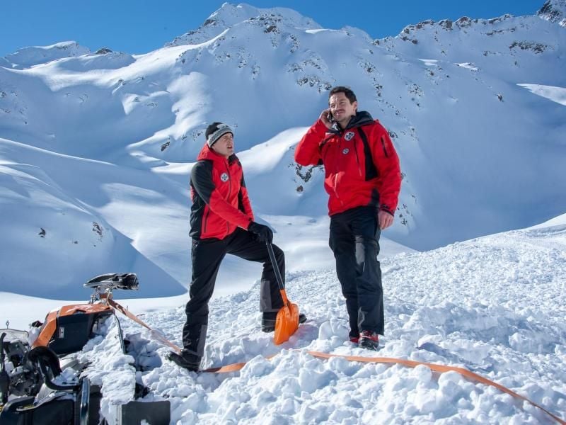 Ungewöhnlicher Suchauftrag für Rudi (Michael Pascher, l) und Tobias (Markus Brandl): Irgendwo unter dem Schnee sollen 500.000 Euro versteckt sein. Foto: ZDF/Thomas R. Schumann