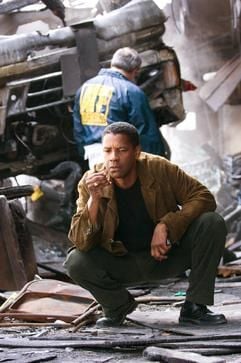 Umgeben von Trümmern untersucht der Bombenattentats-Experte Doug Carlin (Denzel Washington) in dem neuen Kinofilm "Déjá Vu - Wettlauf gegen die Zeit" einen kleinen Gegestand (undatierte Filmszene). In dem Thriller verfügt das FBI über eine Möglichkeit den Agenten zeitreisen zu lassen, um ein Attentat nachträglich zu verhindern. Der Streifen kommt am 27. Dezember 2006 in die Kinos. (Foto: dpa)